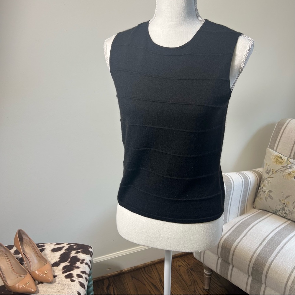 Size 8 AKRIS cashmere black sleeveless shell shirt, designer like new